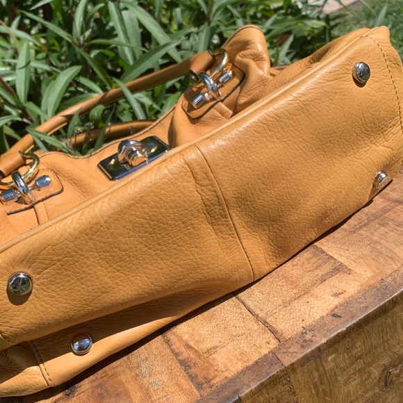 🤎 B Makowsky gorgeous leather satchel with dual toned hardware. 14” X 10 1/2” - Picture 4 of 8